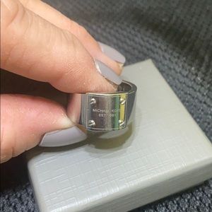 Michael Kors silver ring SZ 8 Gorgeous 💗💗